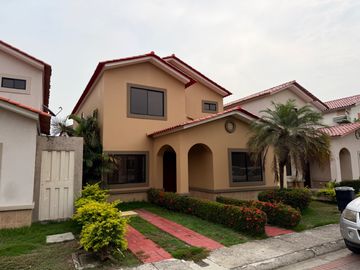 VENDO CASA EN SAMBORONDON CIUDAD CELESTE 4 DORMITORIOS.