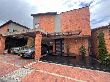 EXCLUSIVA CASA EN VENTA EN CAJICA A POCOS MINUTOS DE FONTANAR