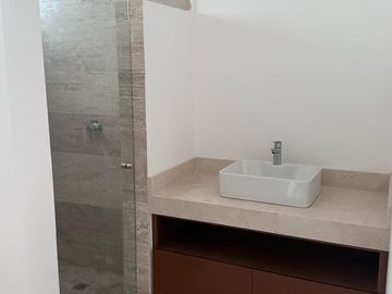 ESTRENA CASA DE 5 RECAMARAS EN LA MEJOR ZONA DE MERIDA
