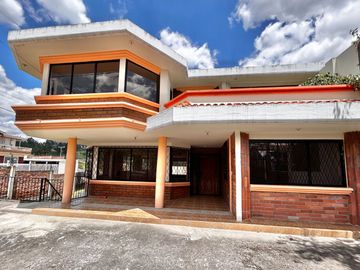 Casa Comercial en Venta Sector Vía al Mall de Racar Cuenca