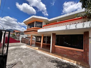 Casa Comercial en Venta Sector Vía al Mall de Racar Cuenca