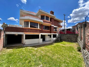 Casa Comercial en Venta Sector Vía al Mall de Racar Cuenca