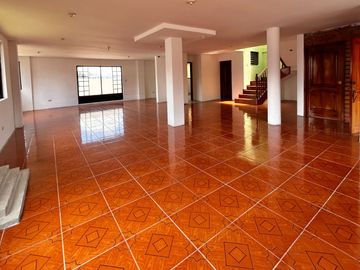 Casa Comercial en Venta Sector Vía al Mall de Racar Cuenca