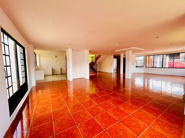 Casa Comercial en Venta Sector Vía al Mall de Racar Cuenca