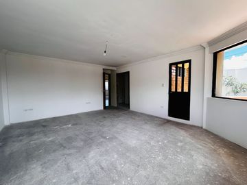 Casa Comercial en Venta Sector Vía al Mall de Racar Cuenca