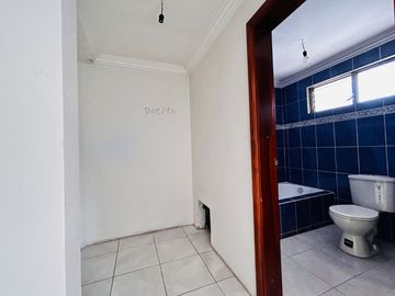Casa Comercial en Venta Sector Vía al Mall de Racar Cuenca