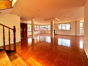Casa Comercial en Venta Sector Vía al Mall de Racar Cuenca