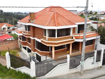 Casa Comercial en Venta Sector Vía al Mall de Racar Cuenca