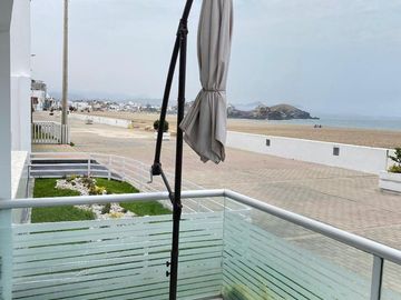 Se vende departamento en primera fila en MALECON PUNTA NEGRA