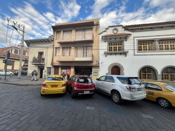 CASA CON LOCAL COMERCIAL EN VENTA, NO INVENTARIADA EN EL CENTRO DE CUENCA