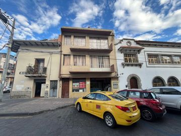 CASA CON LOCAL COMERCIAL EN VENTA, NO INVENTARIADA EN EL CENTRO DE CUENCA