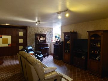 ESPACIOSA CASA de 5 Dormitorios EN VENTA ubicada a pocos pasos de la Av de las Américas y Puertas del Sol
