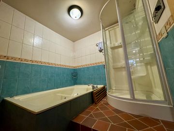 ESPACIOSA CASA de 5 Dormitorios EN VENTA ubicada a pocos pasos de la Av de las Américas y Puertas del Sol