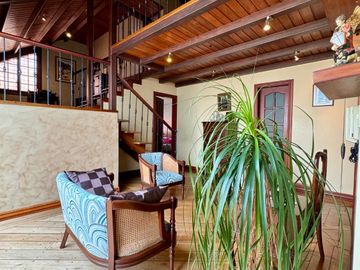 ESPACIOSA CASA de 5 Dormitorios EN VENTA ubicada a pocos pasos de la Av de las Américas y Puertas del Sol