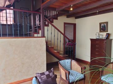 ESPACIOSA CASA de 5 Dormitorios EN VENTA ubicada a pocos pasos de la Av de las Américas y Puertas del Sol