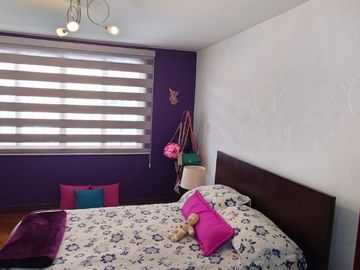 ESPACIOSA CASA de 5 Dormitorios EN VENTA ubicada a pocos pasos de la Av de las Américas y Puertas del Sol