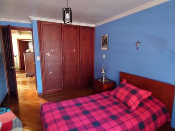 ESPACIOSA CASA de 5 Dormitorios EN VENTA ubicada a pocos pasos de la Av de las Américas y Puertas del Sol