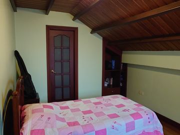 ESPACIOSA CASA de 5 Dormitorios EN VENTA ubicada a pocos pasos de la Av de las Américas y Puertas del Sol