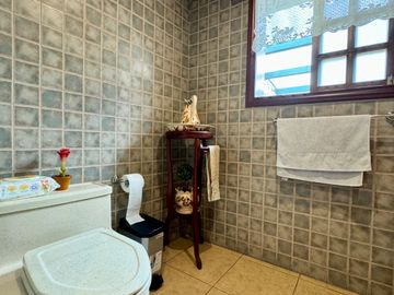 ESPACIOSA CASA de 5 Dormitorios EN VENTA ubicada a pocos pasos de la Av de las Américas y Puertas del Sol