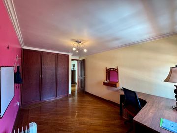 ESPACIOSA CASA de 5 Dormitorios EN VENTA ubicada a pocos pasos de la Av de las Américas y Puertas del Sol