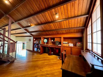 ESPACIOSA CASA de 5 Dormitorios EN VENTA ubicada a pocos pasos de la Av de las Américas y Puertas del Sol