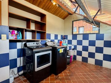 ESPACIOSA CASA de 5 Dormitorios EN VENTA ubicada a pocos pasos de la Av de las Américas y Puertas del Sol