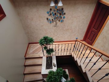 ESPACIOSA CASA de 5 Dormitorios EN VENTA ubicada a pocos pasos de la Av de las Américas y Puertas del Sol