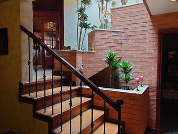 ESPACIOSA CASA de 5 Dormitorios EN VENTA ubicada a pocos pasos de la Av de las Américas y Puertas del Sol
