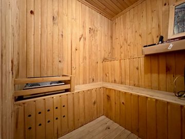 ESPACIOSA CASA de 5 Dormitorios EN VENTA ubicada a pocos pasos de la Av de las Américas y Puertas del Sol