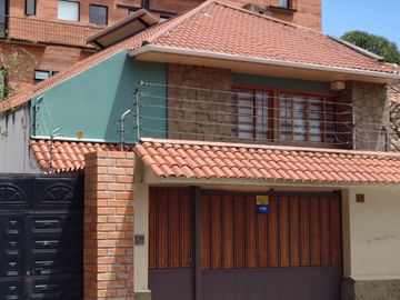 ESPACIOSA CASA de 5 Dormitorios EN VENTA ubicada a pocos pasos de la Av de las Américas y Puertas del Sol