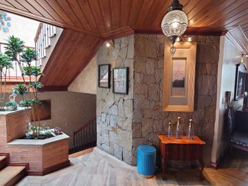 ESPACIOSA CASA de 5 Dormitorios EN VENTA ubicada a pocos pasos de la Av de las Américas y Puertas del Sol