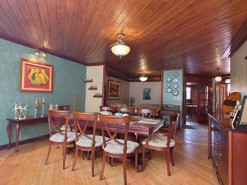 ESPACIOSA CASA de 5 Dormitorios EN VENTA ubicada a pocos pasos de la Av de las Américas y Puertas del Sol
