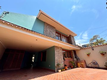 ESPACIOSA CASA de 5 Dormitorios EN VENTA ubicada a pocos pasos de la Av de las Américas y Puertas del Sol