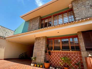 ESPACIOSA CASA de 5 Dormitorios EN VENTA ubicada a pocos pasos de la Av de las Américas y Puertas del Sol