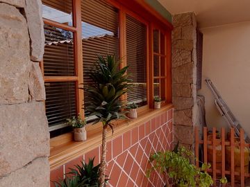ESPACIOSA CASA de 5 Dormitorios EN VENTA ubicada a pocos pasos de la Av de las Américas y Puertas del Sol