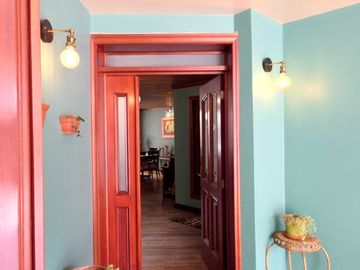 ESPACIOSA CASA de 5 Dormitorios EN VENTA ubicada a pocos pasos de la Av de las Américas y Puertas del Sol