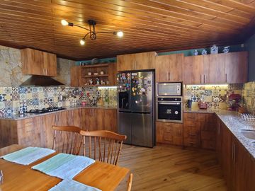 ESPACIOSA CASA de 5 Dormitorios EN VENTA ubicada a pocos pasos de la Av de las Américas y Puertas del Sol