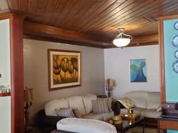 ESPACIOSA CASA de 5 Dormitorios EN VENTA ubicada a pocos pasos de la Av de las Américas y Puertas del Sol