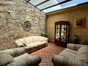ESPACIOSA CASA de 5 Dormitorios EN VENTA ubicada a pocos pasos de la Av de las Américas y Puertas del Sol
