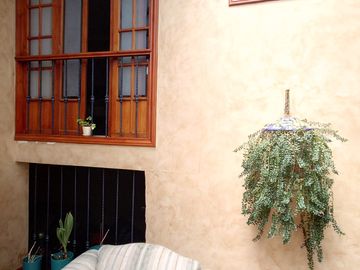 ESPACIOSA CASA de 5 Dormitorios EN VENTA ubicada a pocos pasos de la Av de las Américas y Puertas del Sol