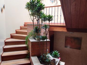 ESPACIOSA CASA de 5 Dormitorios EN VENTA ubicada a pocos pasos de la Av de las Américas y Puertas del Sol