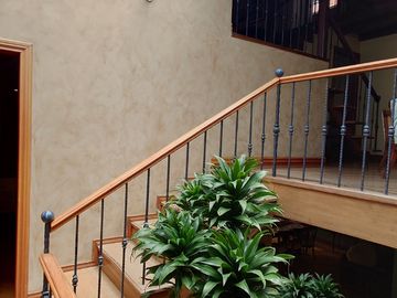 ESPACIOSA CASA de 5 Dormitorios EN VENTA ubicada a pocos pasos de la Av de las Américas y Puertas del Sol