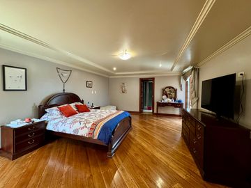 ESPACIOSA CASA de 5 Dormitorios EN VENTA ubicada a pocos pasos de la Av de las Américas y Puertas del Sol