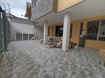 EDIFICIO DE TRES DEPARTAMENTOS EN VENTA SECTOR UNIVERSIDAD CATOLICA DE CUENCA