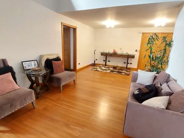 DEPARTAMENTO EN VENTA GONZALEZ SUAREZ 384m2, 2 PARQUEADEROS Y BODEGA