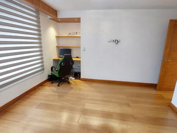 DEPARTAMENTO EN VENTA GONZALEZ SUAREZ 384m2, 2 PARQUEADEROS Y BODEGA