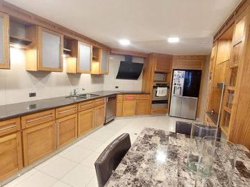 DEPARTAMENTO EN VENTA GONZALEZ SUAREZ 384m2, 2 PARQUEADEROS Y BODEGA