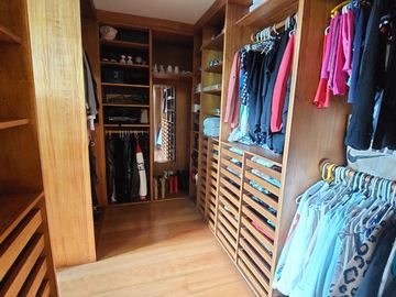 DEPARTAMENTO EN VENTA GONZALEZ SUAREZ 384m2, 2 PARQUEADEROS Y BODEGA