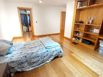 DEPARTAMENTO EN VENTA GONZALEZ SUAREZ 384m2, 2 PARQUEADEROS Y BODEGA