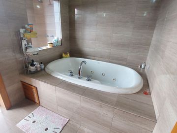 DEPARTAMENTO EN VENTA GONZALEZ SUAREZ 384m2, 2 PARQUEADEROS Y BODEGA
